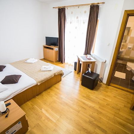 Pensiunea Codruta Cărpinişu Exterior foto